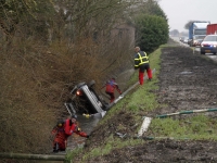 S'gravendeel 1ste kruisweg - Auto te water