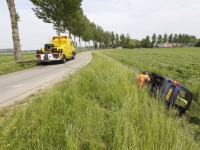 20161805 Auto van weg geraakt , twee gewonden Noorderelsweg Dordrecht Tstolk 001