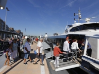 20162308 Veel mensen maken met dit mooie weer gebruik van de Waterbus merwekade Dordrecht Tstolk