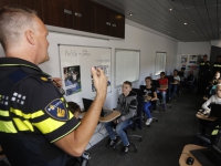 20160410 Scholieren krijgen les in het Mobile Media lab van de Politie Dordrecht Tstolk 001