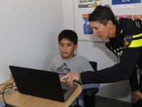 20160410 Scholieren krijgen les in het Mobile Media lab van de Politie Dordrecht Tstolk