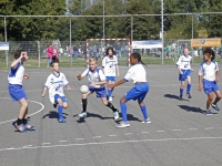 20160510 Scholieren maken kennis met handbal MOK Halmaheiraplein Dordrecht Tstolk