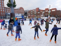 20151512-Drukte-op-Kerstijsbaan-Statenplein-Dordrecht-Tstolk-003