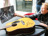 Gitaar van Philip Elzerman van de band The Zipps overhandigd aan Peter Schoon directeur Dordrechts Museum