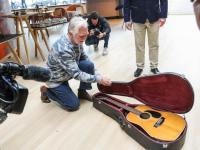 Gitaar van Philip Elzerman van de band The Zipps overhandigd aan Peter Schoon directeur Dordrechts Museum