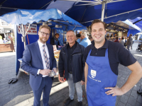 Wethouder bezoekt de vrijdagmarkt Dordrecht