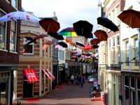 zwevende paraplu’s in de Vriesestraat Dordrecht