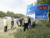 20151706-Politiebusje-kantelt-op-A58-bij-Roosendaal-Tstolk_resize