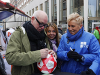 Van der Gijp deelt voetballen uit namens politieke Partij