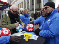 Van der Gijp deelt voetballen uit namens politieke Partij