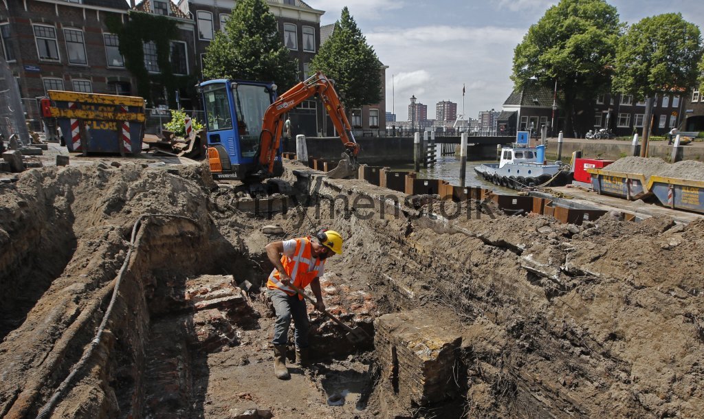 Foto’s en Video: Resten van Middeleeuwse toren gevonden - Thymen Stolk