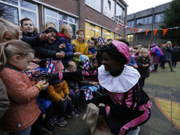 20170512-Sinterklaas-op-schaaten-naar-Horizon-school-Dordrecht-Tstolk-001