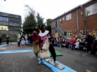 20170512-Sinterklaas-op-schaaten-naar-Horizon-school-Dordrecht-Tstolk-003