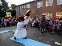 20170512-Sinterklaas-op-schaaten-naar-Horizon-school-Dordrecht-Tstolk-004