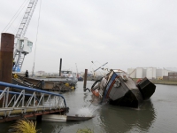 20140512-Schip-gezonken-in-Dordtse-haven-Dorrdrecht-Tstolk-001_resize