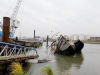 20140512-Schip-gezonken-in-Dordtse-haven-Dorrdrecht-Tstolk-002_resize