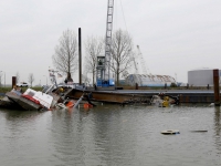 20140512-Schip-gezonken-in-Dordtse-haven-Dorrdrecht-Tstolk-003_resize