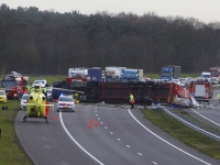 20151712-A4-ligt-vol-met-bierflesjes-na-ongeval-vrachtwagen-Bergen-op-Zoom-Tstolk-002