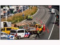 30072024-Flinke-vertraging-door-ongeluk-met-vrachtwagen-op-A16-Dordrecht-Stolkfotografie-004