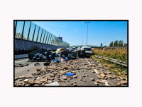 30072024-Flinke-vertraging-door-ongeluk-met-vrachtwagen-op-A16-Dordrecht-Stolkfotografie