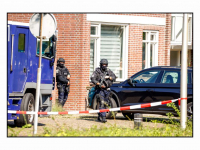 02092024-Politie-doet-op-verschillende-plekken-in-regio-invallen-garagebox-Warmoezierstraat-Zwijndrecht-Stolkfotografie-004