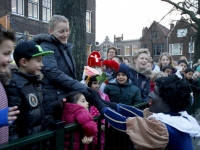 Zwarte piet loopt blaauwtje op